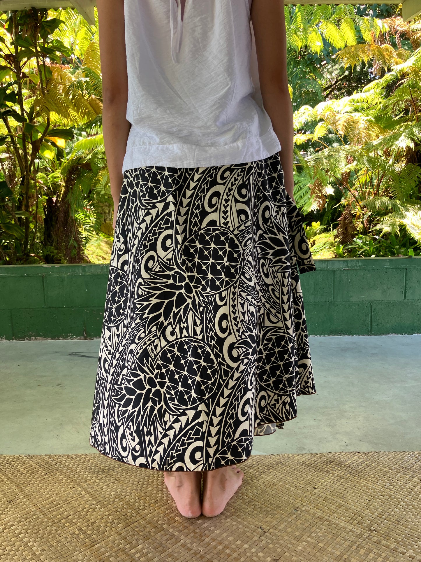 Hawaiian Wrap Skirt -Black Pinapple/ Cotton 100%