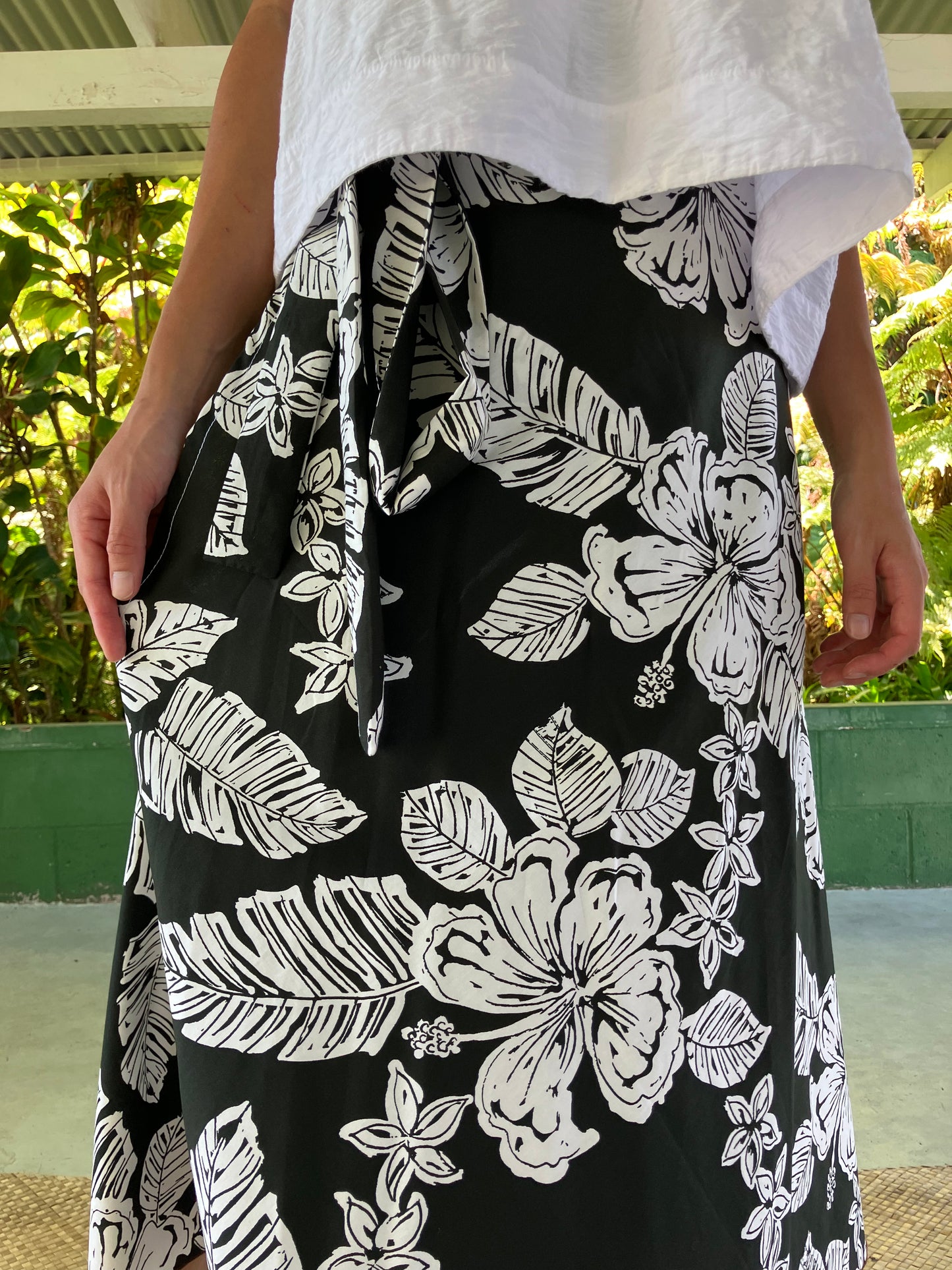 Hawaiian Wrap Skirt -Black Hibiscus/ Cotton 100%